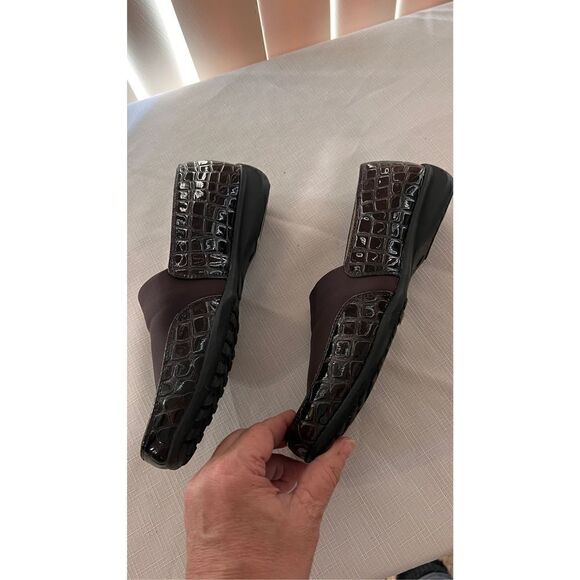 PIERRE DUMAS WOMANS CASUAL BROWN CROC EMBOSSED ELASTIC SLIP ON SHOES SZ 7 - Picture 6 of 9